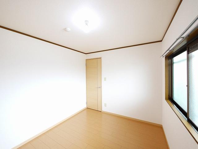その他部屋・スペース　開放的な寝室です