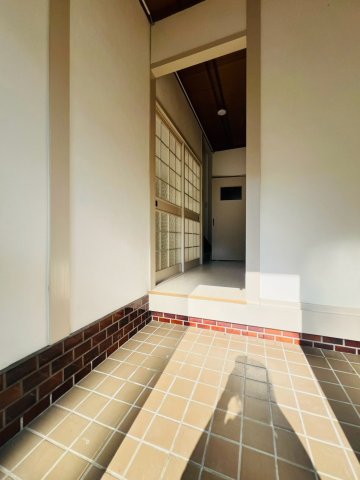塩屋町9丁目戸建の玄関写真