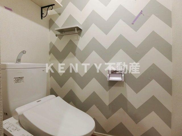 トイレ　落ち着いた色調のトイレです