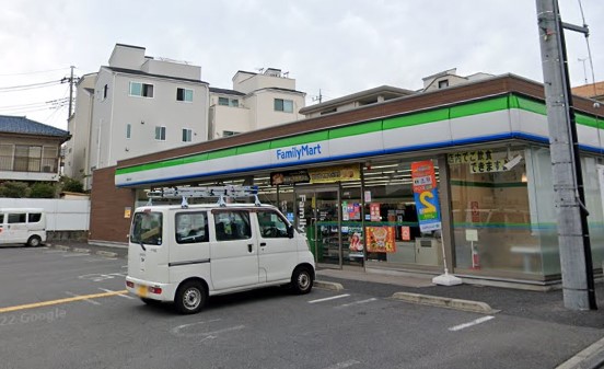 コンビニ　ファミリーマート浦和本太店（コンビニ）まで544m