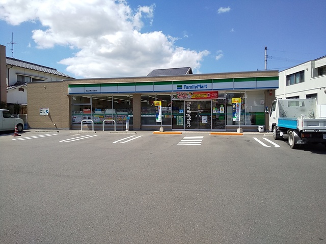コンビニ　ファミリーマート松山小栗六丁目店（コンビニ）まで414m