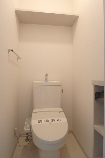 トイレ　上段には収納棚もあり、トイレットペーパーのストックに便利♪