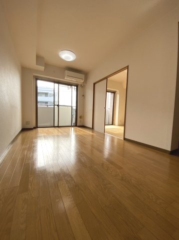 居室・リビング　※別部屋参考画像です。
