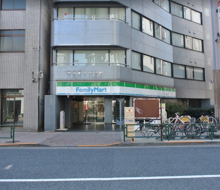 コンビニ　ファミリーマートサンズ西新宿店（コンビニ）まで331m