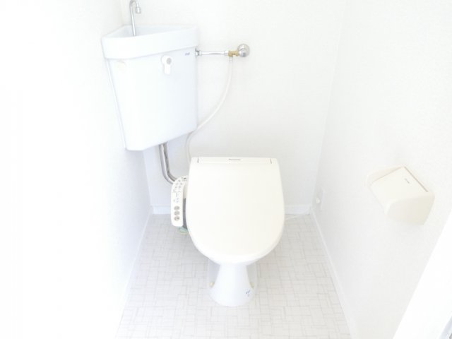 トイレ　落ち着いた色調のトイレです
