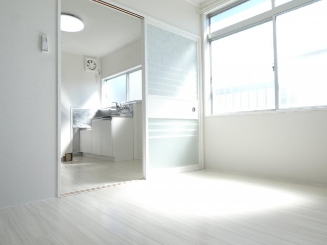 その他部屋・スペース　二面採光で明るい室内です