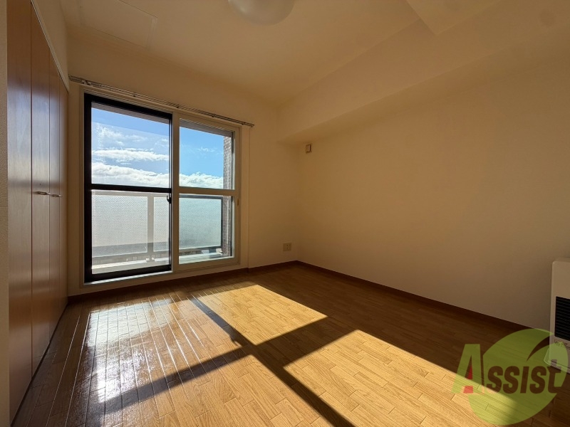 その他部屋・スペース　寝室はこちらです。光が差し込む、温かみのあるお部屋です。