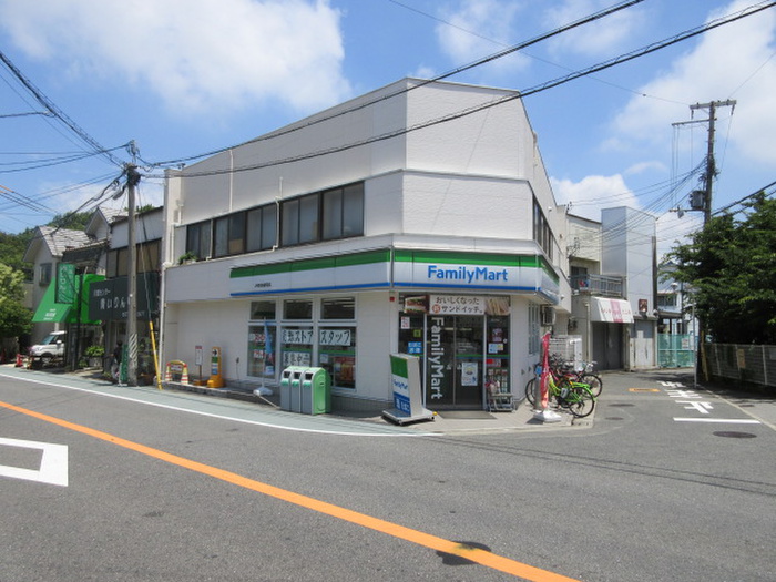 コンビニ　ファミリーマート（コンビニ）まで550m