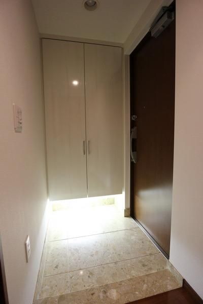 玄関　-玄関にはフットライトが設置されており、夜間の帰宅でも足元…