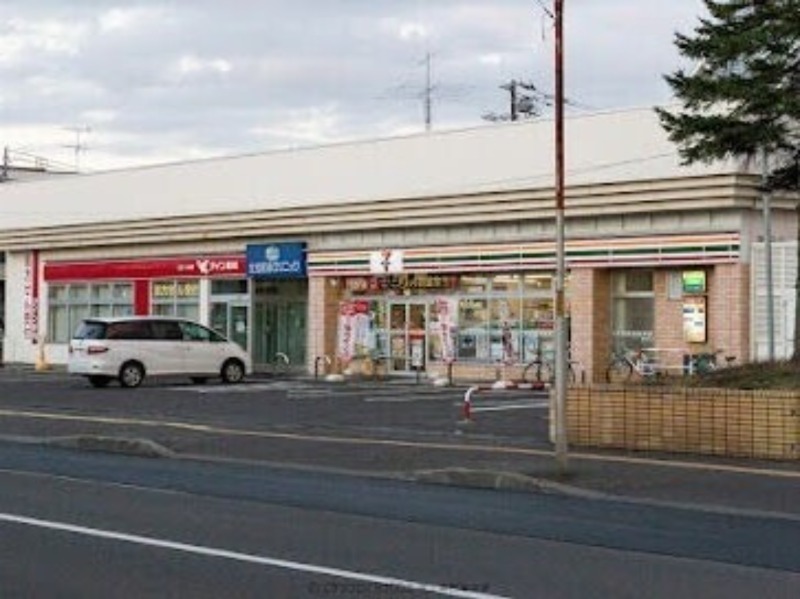 コンビニ　セブンイレブン札幌北21条東8丁目店（コンビニ）まで215m