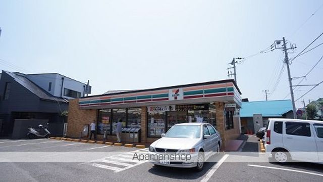 コンビニ　セブンイレブン（コンビニ）まで746m