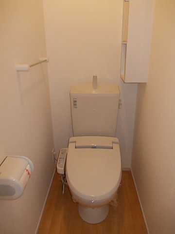 トイレ　落ち着いた色調のトイレです