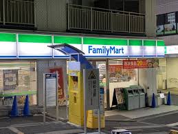 コンビニ　ファミリーマート 牛込柳町駅前店（コンビニ）まで389m