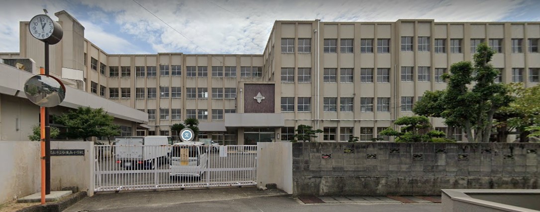小学校　高松市立仏生山小学校（小学校）まで327m