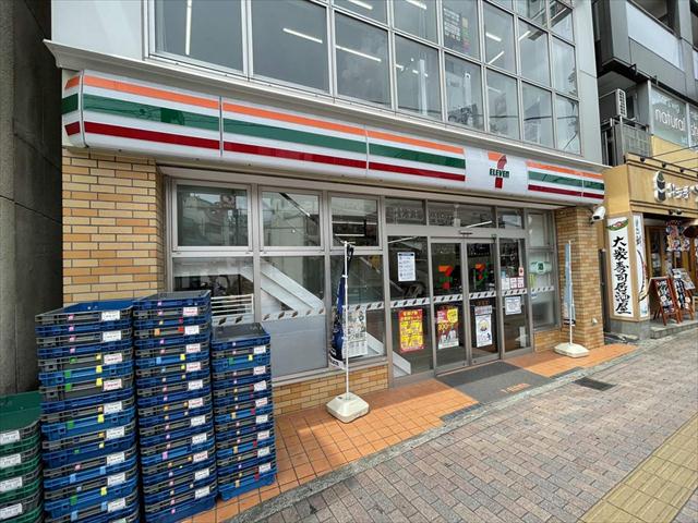コンビニ　セブンイレブン（コンビニ）まで813m