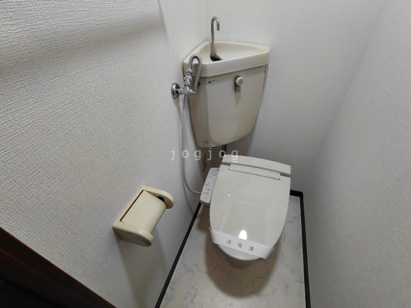 トイレ　嬉しい温水洗浄便座付きのトイレです。
