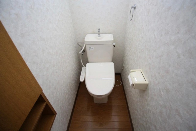 トイレ　別号室の写真となります。