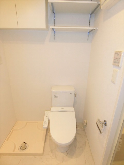 トイレ　落ち着いた色調のトイレです