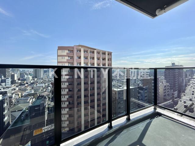 バルコニー　暖かな日差しのふりそそぐバルコニー