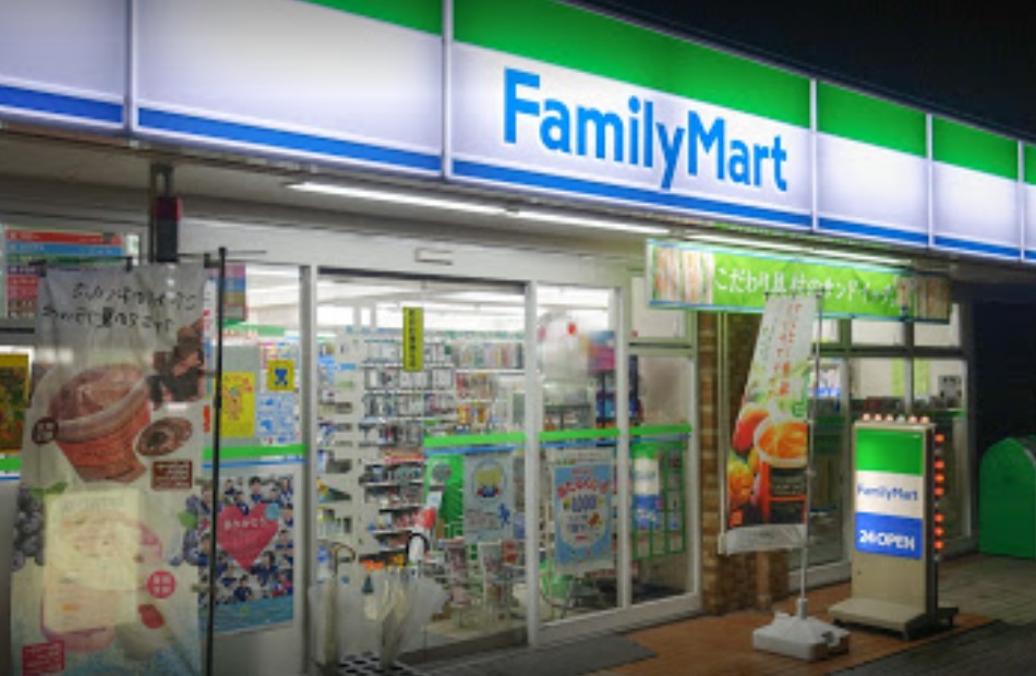 コンビニ　ファミリーマート 築地明石町店（コンビニ）まで870m