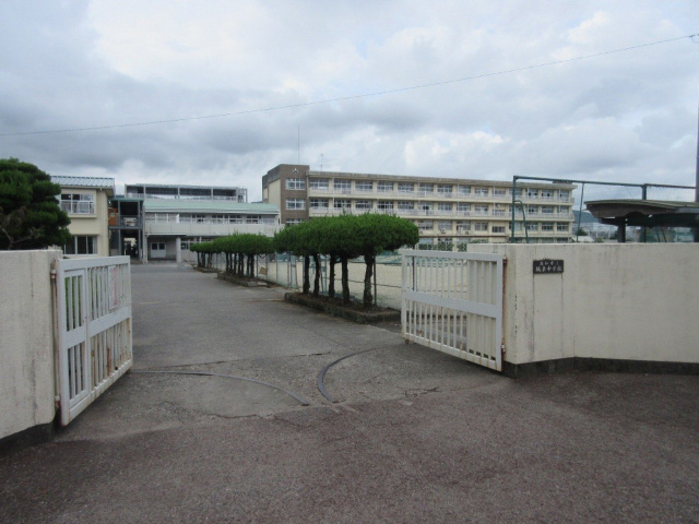 中学校　高知市立城東中学校（中学校）まで1495m
