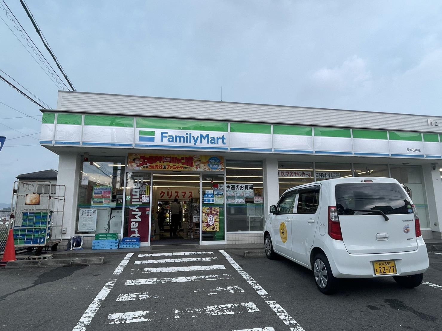 コンビニ　ファミリーマート長崎石神店（コンビニ）まで883m