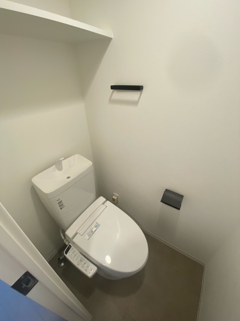 トイレ　温水洗浄便座付きのトイレです♪