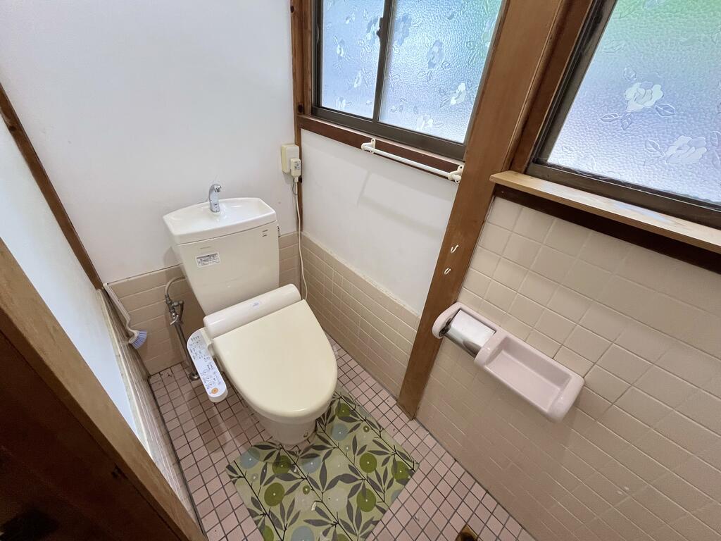 ＪＲ福知山線 石生駅 2階建 築51年のトイレ写真