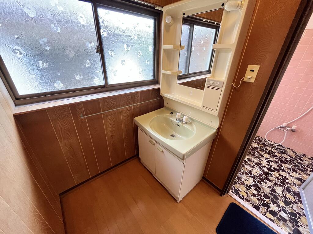 ＪＲ福知山線 石生駅 2階建 築51年の内装写真