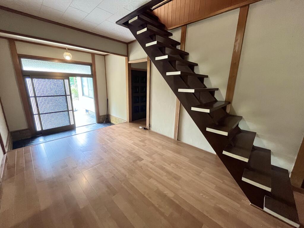 ＪＲ福知山線 石生駅 2階建 築51年の玄関写真