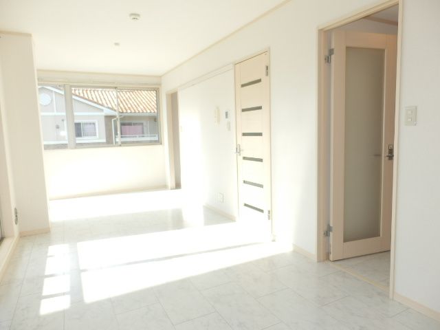 キーラゴー妙典の居間写真
