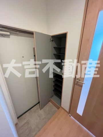 REGALEST LB 下伊福の玄関写真