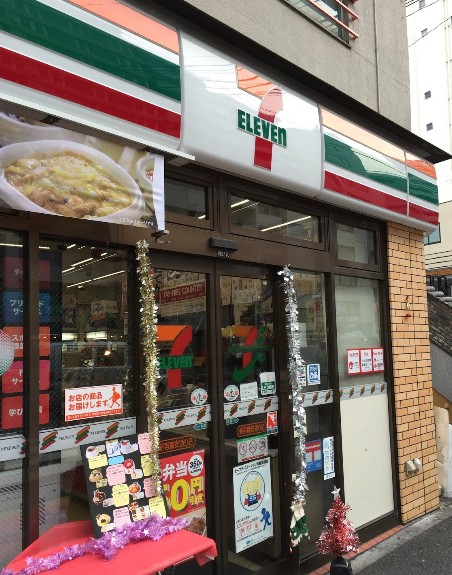 コンビニ　セブンイレブン　新宿職安通り店（コンビニ）まで207m