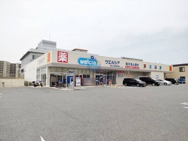 ドラックストア　ウェルシア淀川三国本町店（ドラッグストア）まで400m