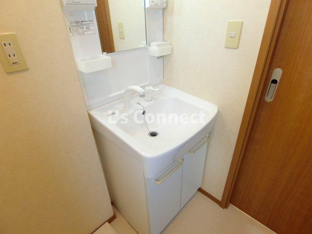 洗面設備　朝の支度もスムーズな独立洗面台。
