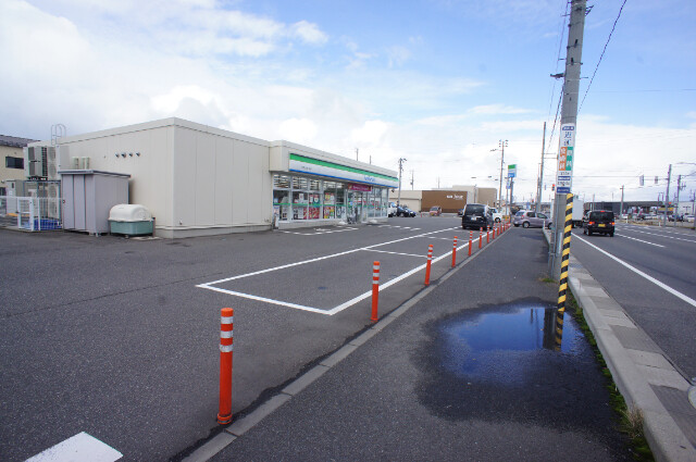 コンビニ　ファミリーマート女池上山四丁目店（コンビニ）まで242m