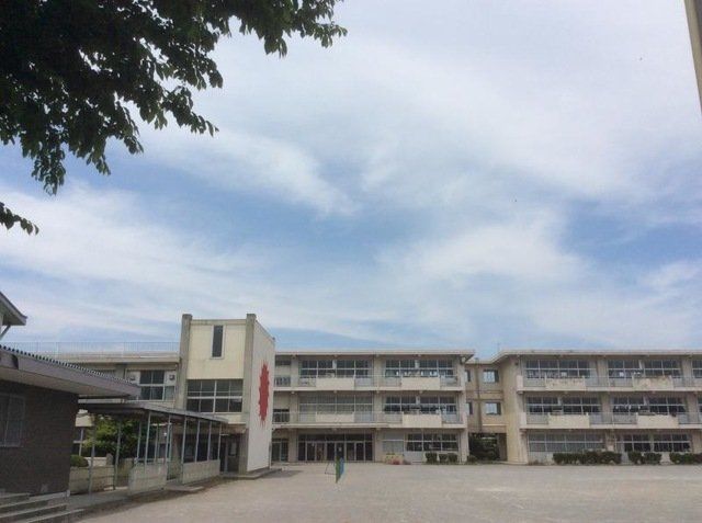 小学校　富岡市立西小学校（小学校）まで670m