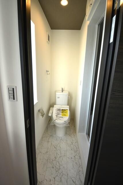 東急大井町線 等々力駅 徒歩12分 2階建 築8年のトイレ写真