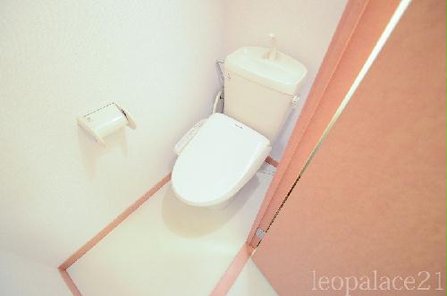 トイレ　上にはトイレットペーパー等置ける棚があります