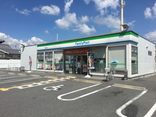コンビニ　ファミリーマート高田市場店（コンビニ）まで1047m