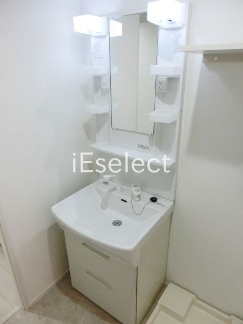 洗面設備　便利な独立洗面台。