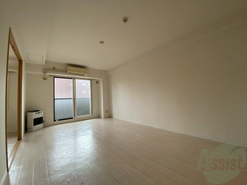 居室・リビング　木目のフローリングは落ち着きのある印象のお部屋になりますね。
