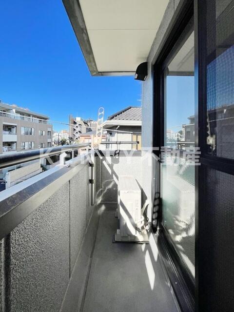 バルコニー　暖かな日差しのふりそそぐバルコニー