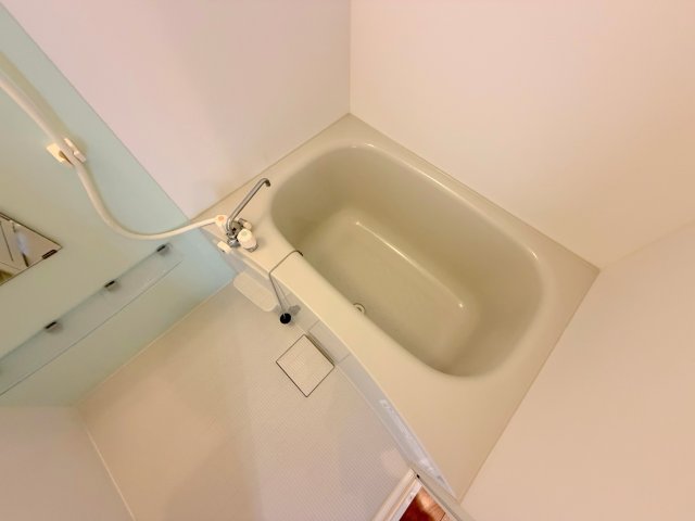 バス・シャワールーム　広めのお風呂は一日の疲れを癒してくれます。
