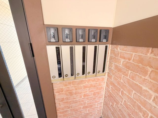 ロビー　ロビーにある各部屋毎のメールボックス。