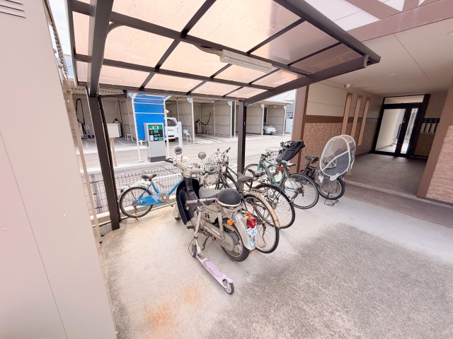 駐車場　敷地内には入居者専用の駐輪スペースもあります。