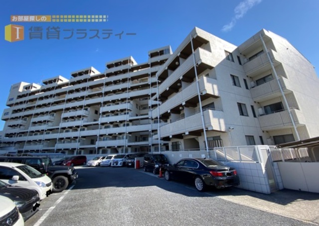 建物外観　開放感ある広々とした敷地。