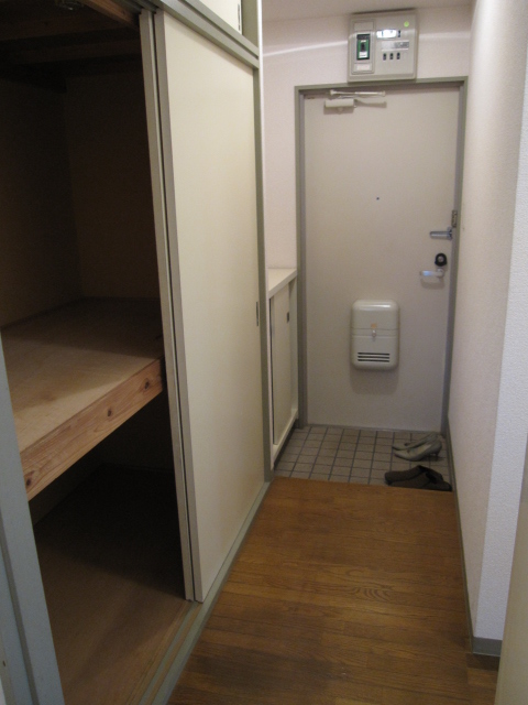 玄関　※同物件別部屋の写真になります。