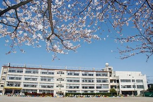 小学校　上青木西小学校（小学校）まで685m