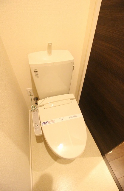 トイレ　同物件、同タイプの部屋の写真です